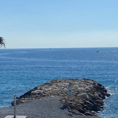 O Phare Du Cros 滨海卡涅